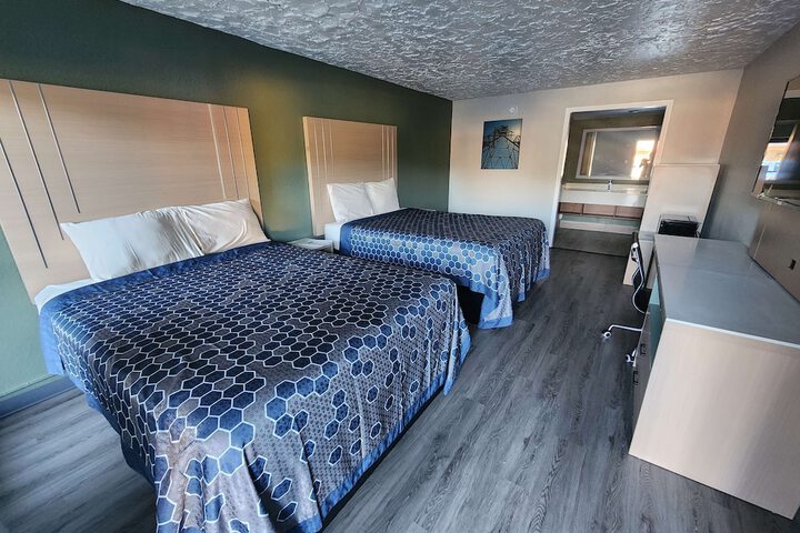 2 Queen Beds (1 of 7)
