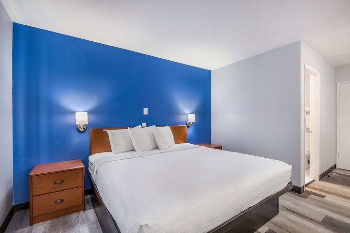 Standard | King Bed (4 of 5)