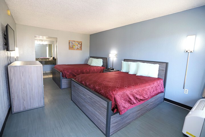 Standard Room, King or Two Doubles (2 of 9)