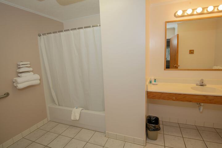 Room 16 of 28