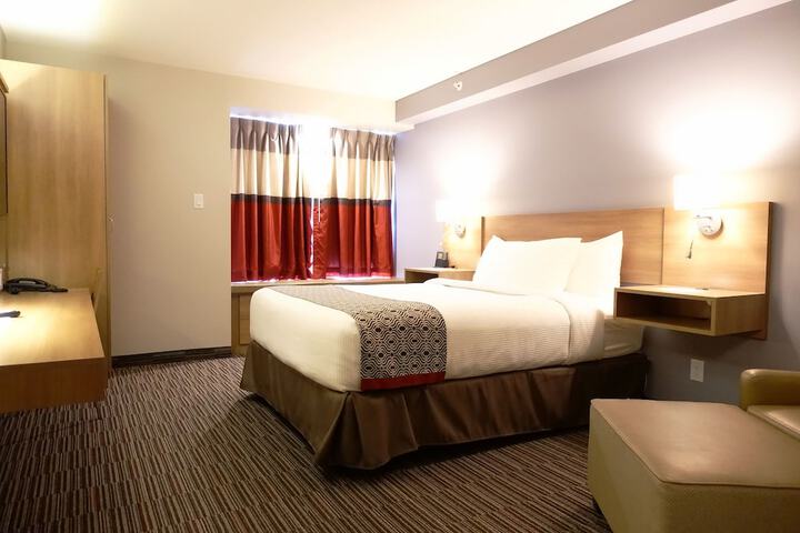 1 Queen Bed (40 of 50)