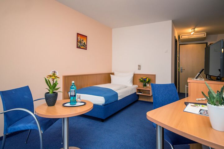 Room 18 of 175