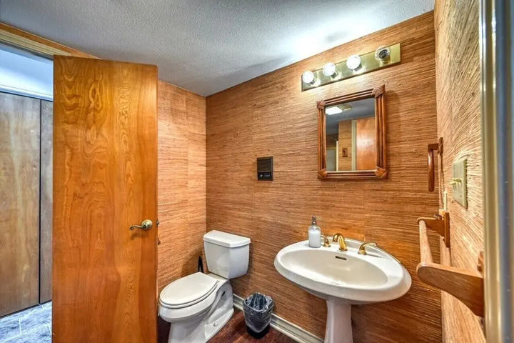 Room 9 of 16