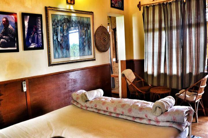 Room 4 of 12