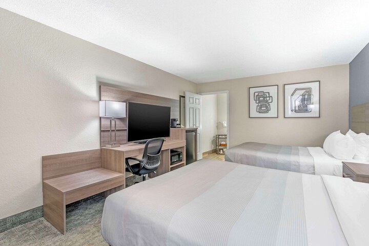 2 Queen Beds (4 of 12)