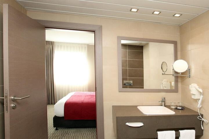 Room 16 of 45