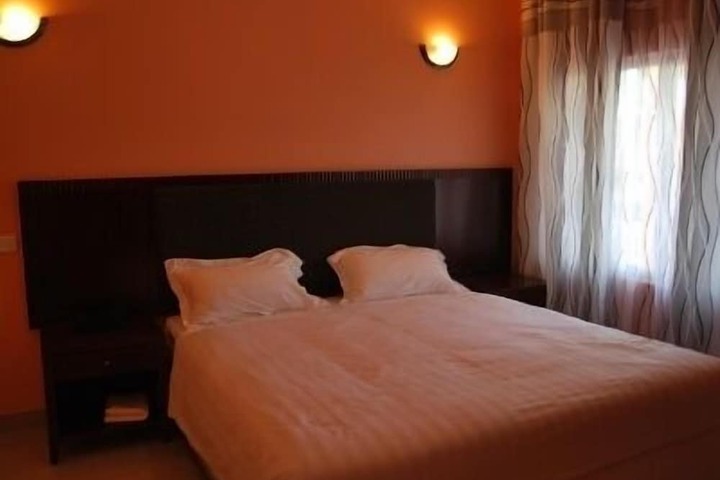 Room 4 of 18