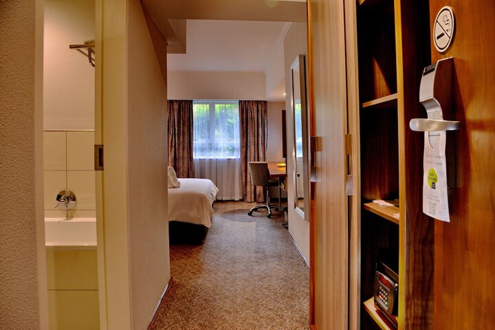 Room 11 of 37