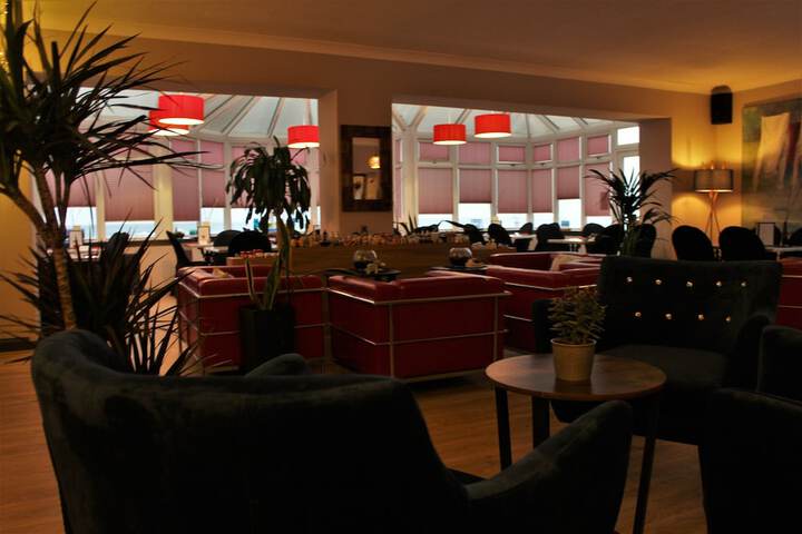 Lounge 20 of 36