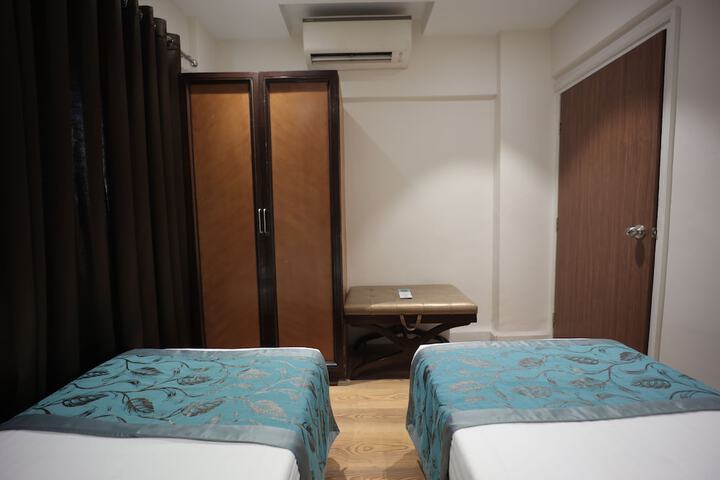Room 13 of 34