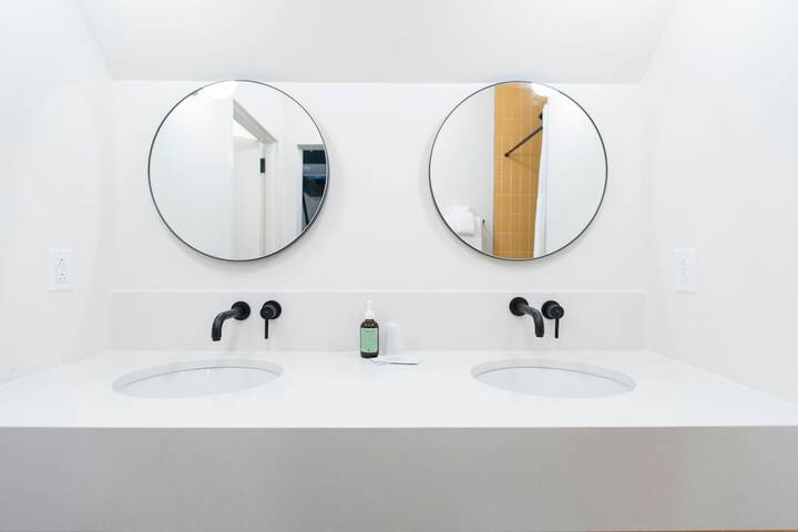 Bathroom sink
