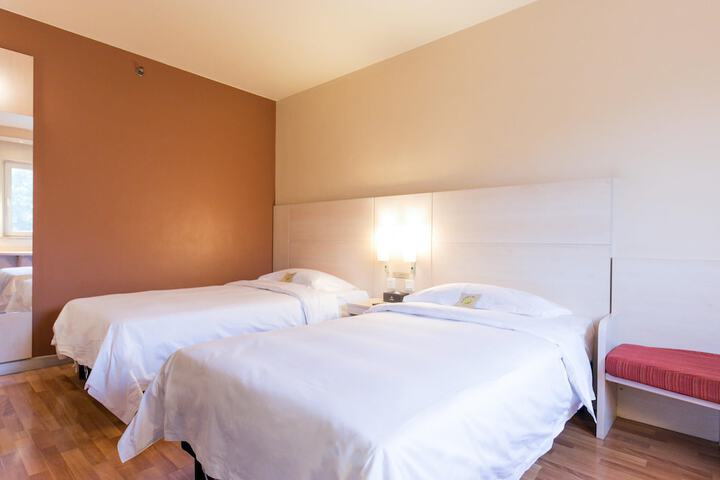 Room 16 of 40
