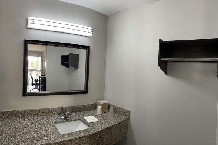 Deluxe Double Bed (3 of 8)