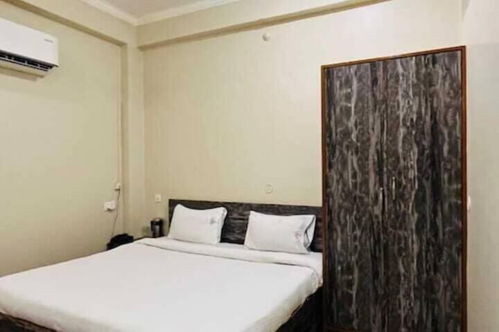 Room 6 of 12