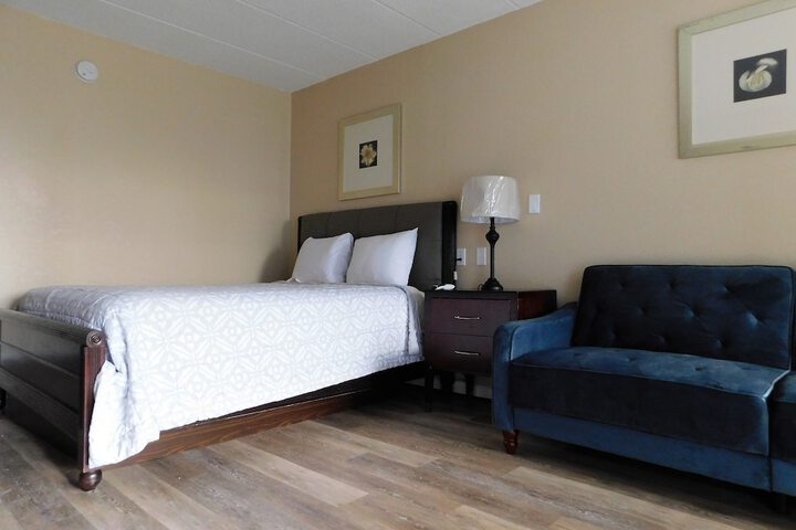 1 Queen Bed (12 of 19)
