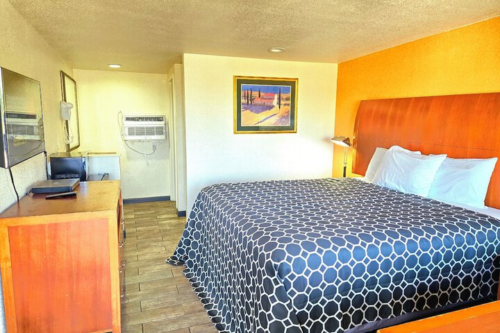 Single Queen Size Bed (7 of 11)