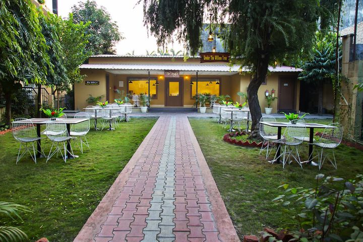 Hotel Exterior 15 of 23