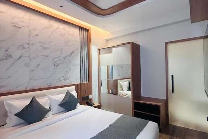 Room 12 of 33