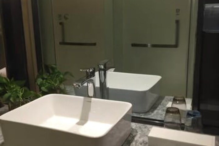 Room 10 of 18
