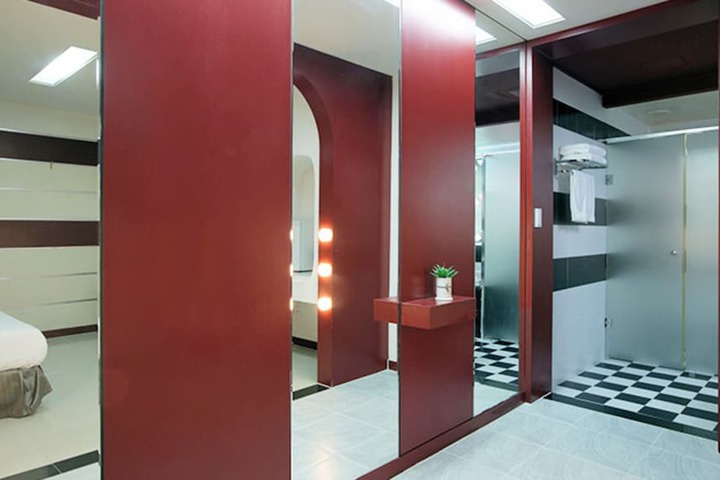 Room 9 of 51