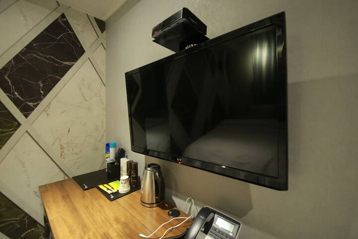 Room 12 of 20