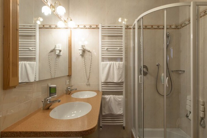 Room 15 of 38