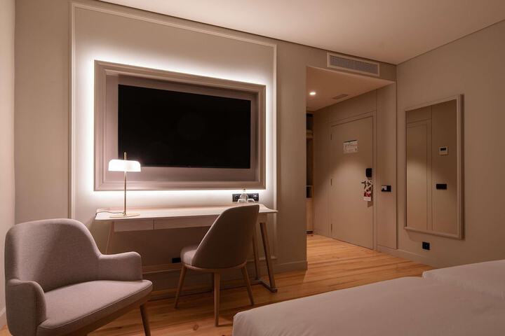 Room 7 of 105