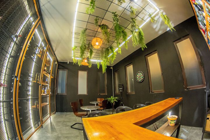 Lounge 21 of 38