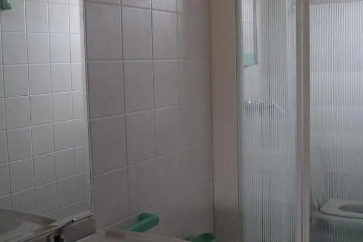 Room 4 of 8