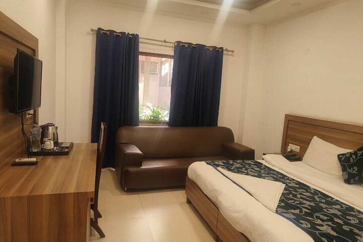 Room 13 of 20