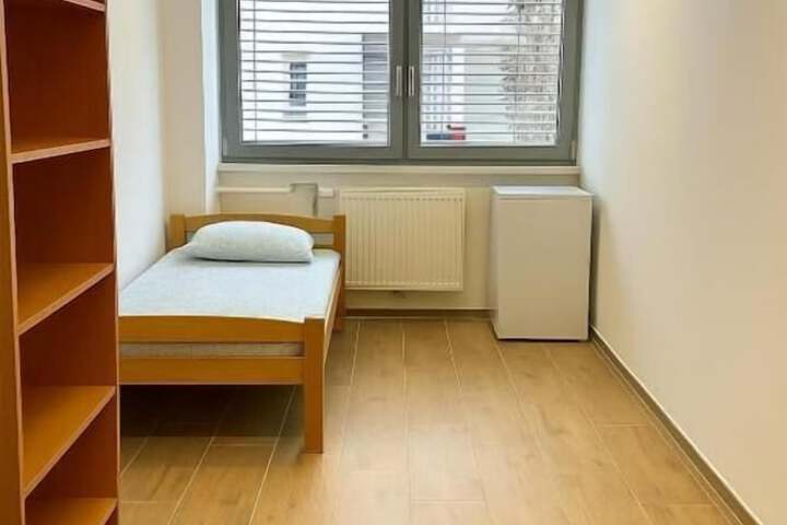 Room 4 of 9