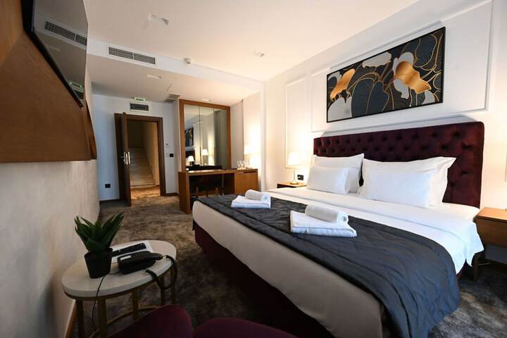 Room 7 of 16