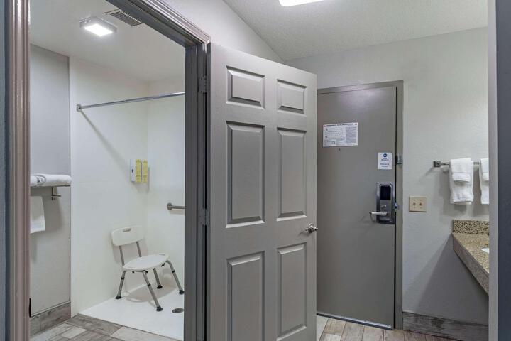 1 Queen Bed Mobility Accessible Roll in Shower Sofa Bed Full Breakfast (5 of 12)