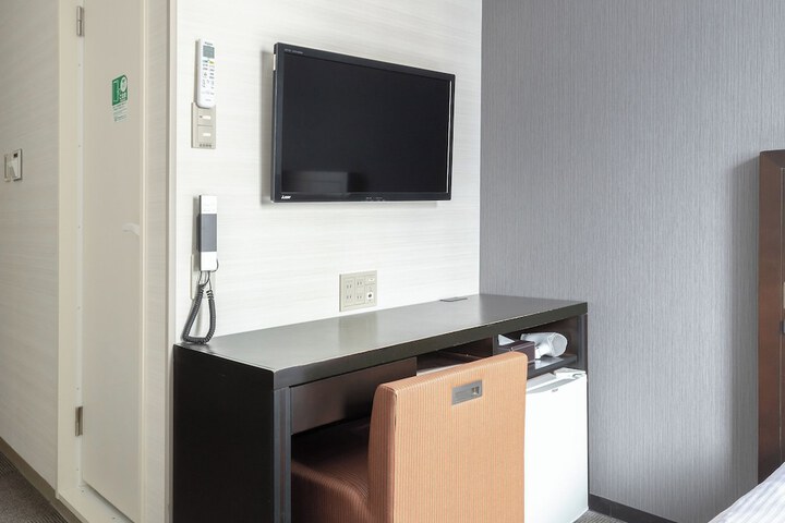 Room 5 of 102