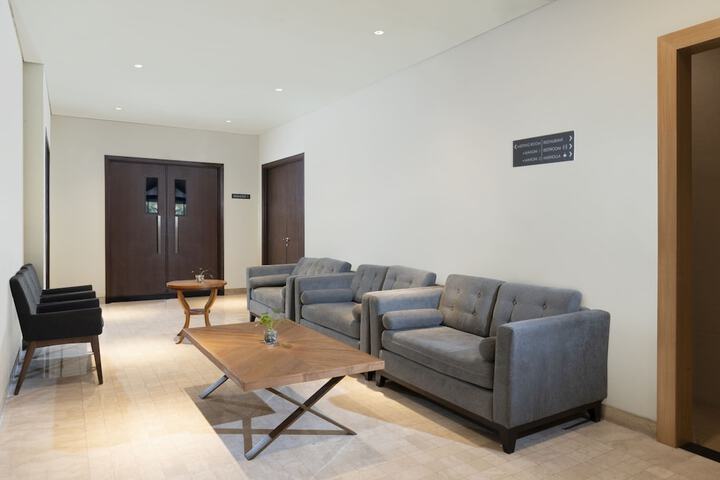 Lounge 22 of 34