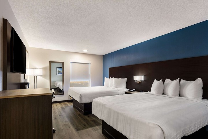 Standard Room, King or Two Doubles (3 of 6)