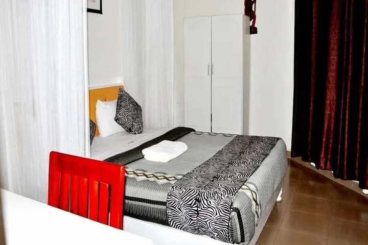 Room 3 of 8