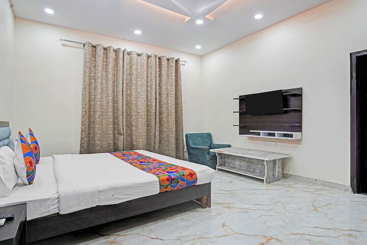 Room 6 of 13