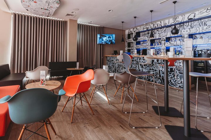 Lounge 66 of 79