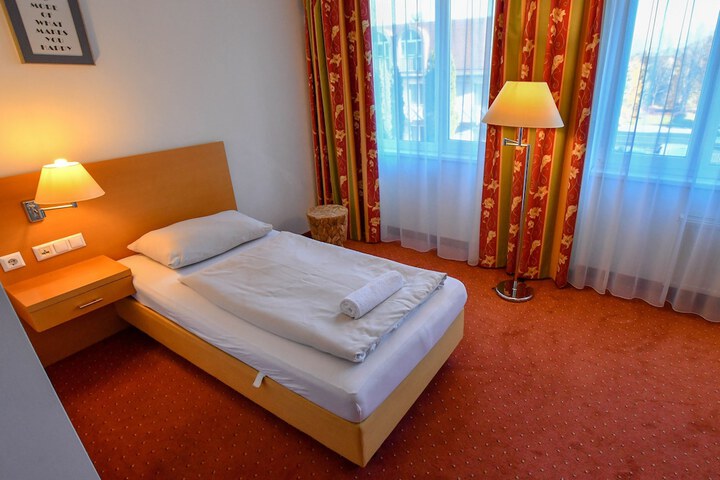Room 6 of 18