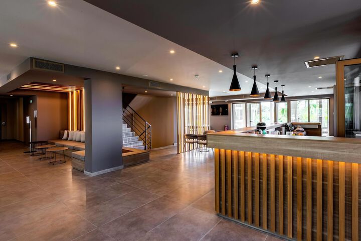 Lounge 52 of 80