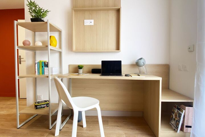 Room 8 of 18