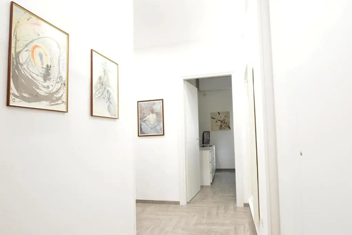 Room 6 of 10