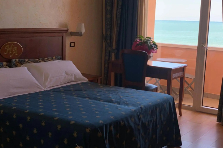 Room 5 of 19