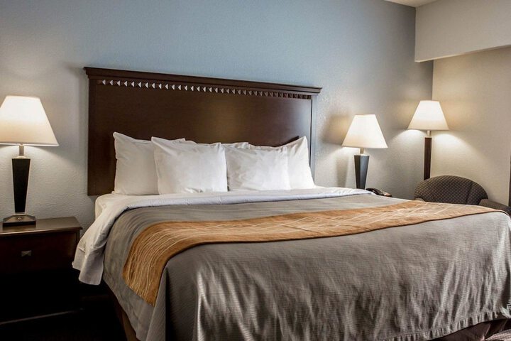 1 King Bed (3 of 5)