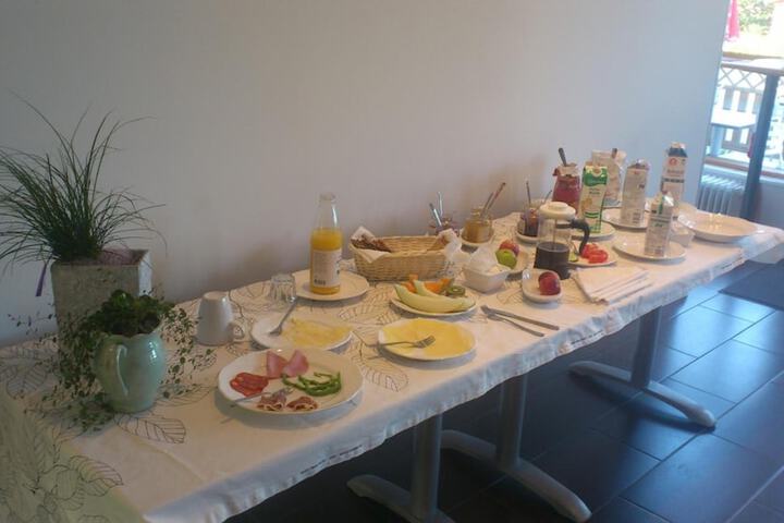 Dining 25 of 34
