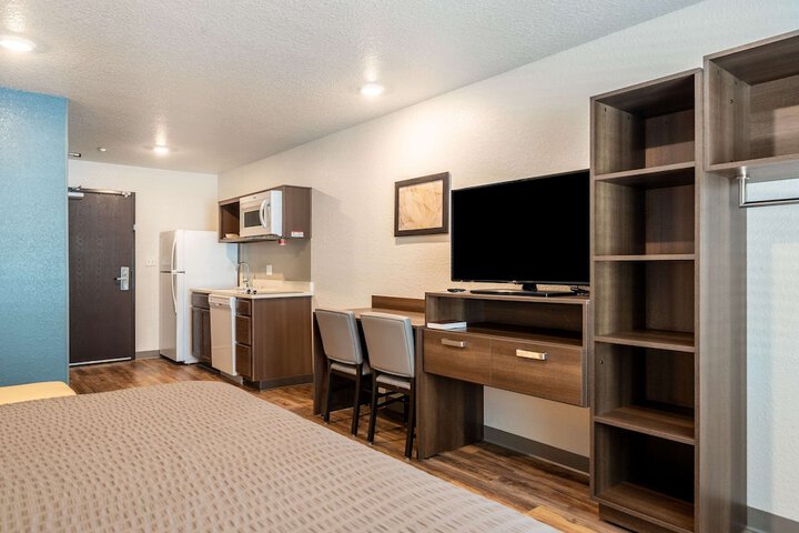 1 Queen Bed (12 of 15)