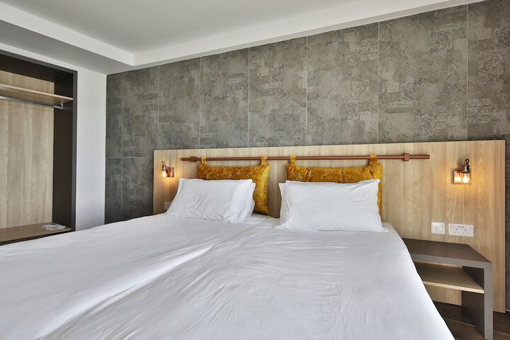Room 8 of 34