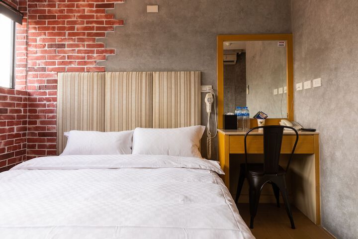 Room 9 of 18