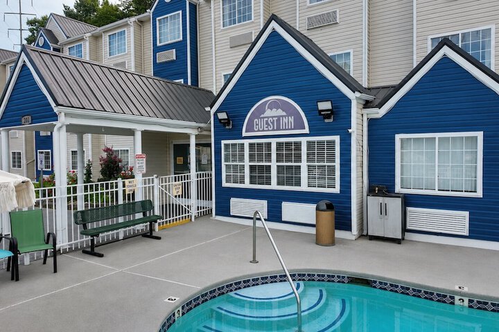 Hotel with Pool